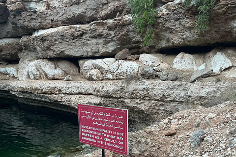 Muscat: Wadi Shab Hike and Bimmah Sinkhole Tour with Lunch Muscat: Wadi Shab Hike and Bimmah Sinkhole Tour with Lunch