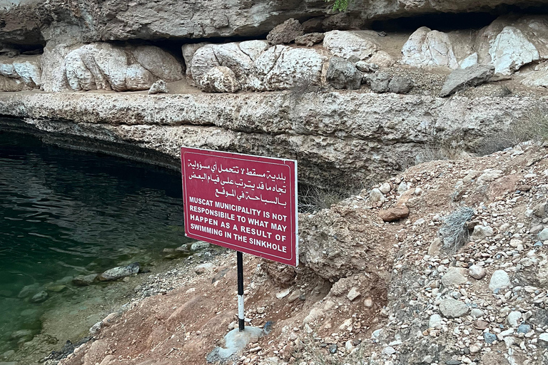 Muscat: Wadi Shab Hike and Bimmah Sinkhole Tour with Lunch Muscat: Wadi Shab Hike and Bimmah Sinkhole Tour with Lunch