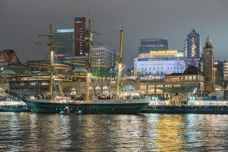 Hamburg: 1,5h Grand Evening Lights Cruise mit einem großen Schiff