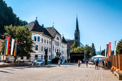 Zúrich: Excursión de un día a Liechtenstein, Austria, Alemania y SuizaZurich:Tour privado en coche a 4 países en un día &Cataratas del Rin