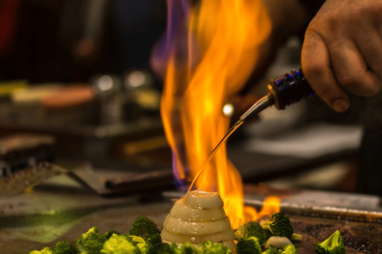 Reykjavík: 7-Gänge Teppanyaki Degustationsmenü mit Feuershow