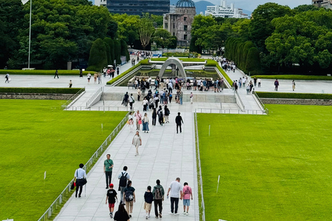 Hiroshima: Castle to Peace Park Private Experience