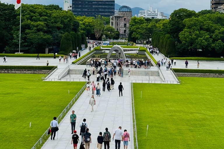 Hiroshima: Castle to Peace Park Private Experience