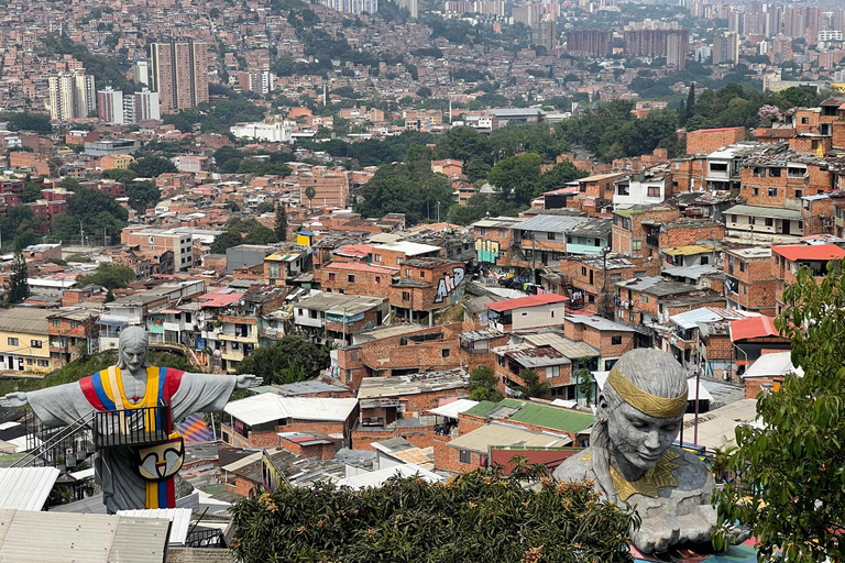 Medellin: Escobar Tour + Comuna 13 in groups