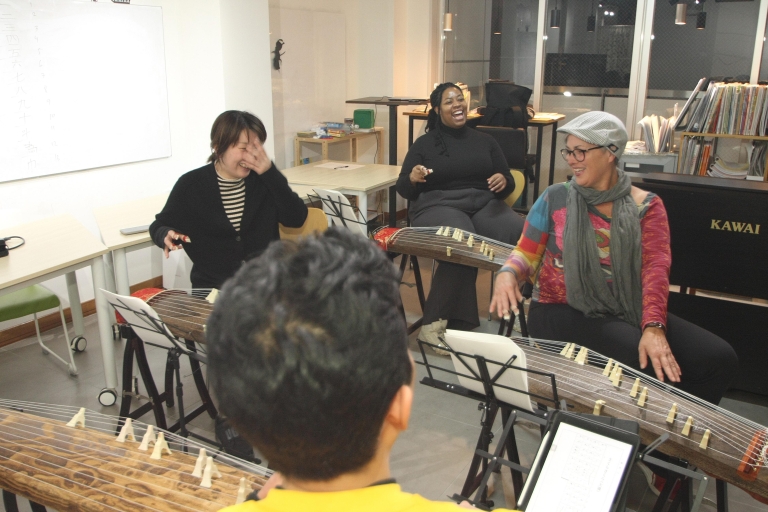 Doświadczalna lekcja gry na japońskim instrumencie "Koto"