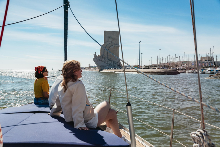 Lissabon: Stadssilhuett Segelbåtskryssning med drink och snacksDay Cruise på engelska