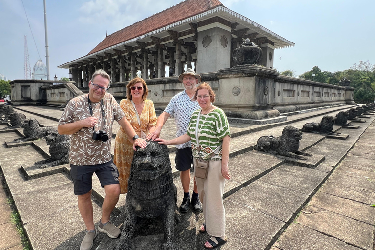 Colombo: City Cultural & Historic Stops by Tuk Tuk