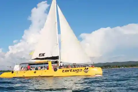 Cruzeiro de catamarã na praia de Negril; pôr do sol, mergulho com snorkel e festa