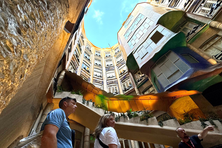 Barcelona: Sagrada Familia, La Pedrera &amp; Cava ProeverijPrivétour Sagrada Familia en Casa Milà met Cava