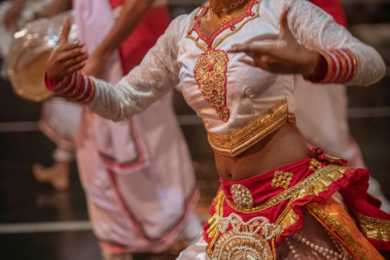 Kandy: Traditional Kandyan Dance Show & Cultural Evening