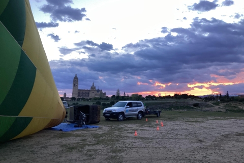 Segovia: Lot balonem na ogrzane powietrze z jedzeniem i kawą CavaSegovia: Lot balonem na ogrzane powietrze
