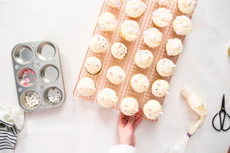 Sacramento: Fun Cupcake Decorating Class With a Local Chef