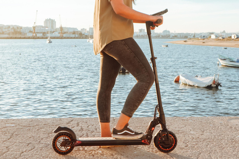 Ferragudo: scooter elettrici per un&#039;avventura nel villaggio del divertimentoFerragudo Village: Noleggio scooter elettrici