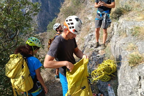 Skopje: Kletterabenteuer im Matka-Canyon mit GuideSkopje: Matka Canyon Climbing Adventure with Guide