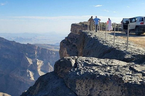 Muscat: Jebel Shams Balcony Walk & Wadi Nakhr Shared Tour