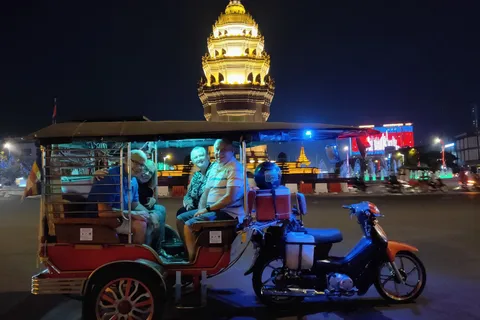 Visiting 9 Places in 3 hours Tour by Tuk-Tuk in the Evening