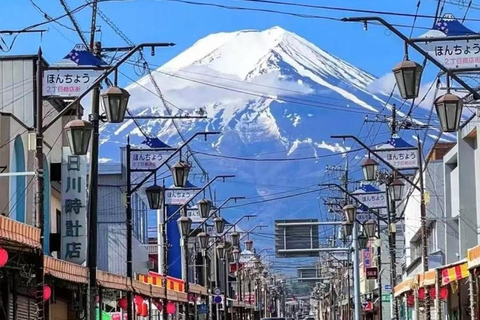 Visite des 6 attractions du mont Fuji : lac Kawaguchi, Oshino HakkaiLieu de rendez-vous : gare de Tokyo à 8 h 00.