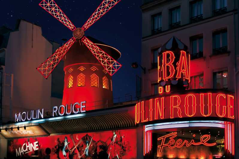 París: entrada a un cabaret del Moulin Rouge con champán