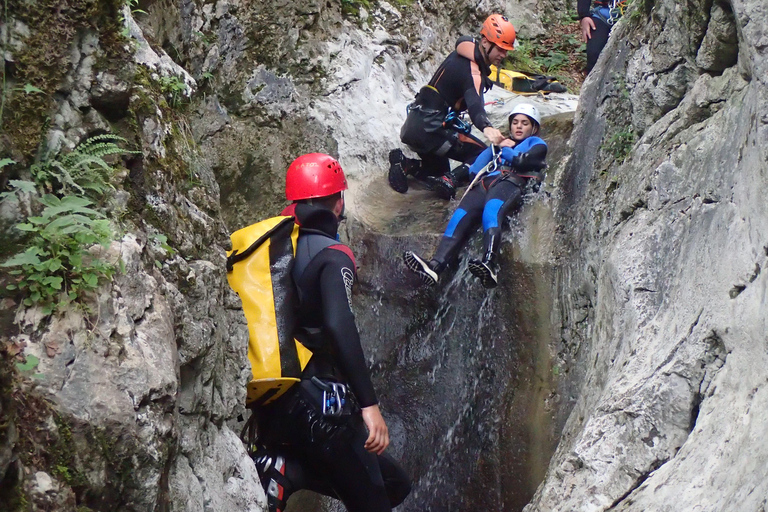 Lago Bled: Excursão de canyoning ao vale de Bohinj com fotosLago Bled: Canyoning no Vale Bohinj