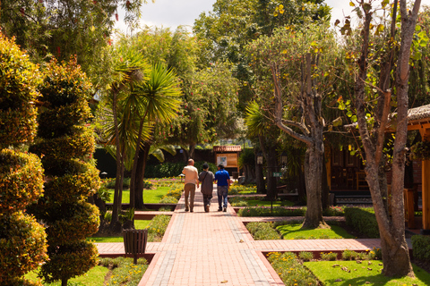 Von Quito aus: Otavalo-Ponchos-Platz-Peguche-Wasserfall-MuseumTour Otavalo