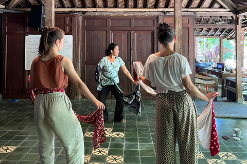 Workshop de dança javanesa com a dançarina do Kraton Palace