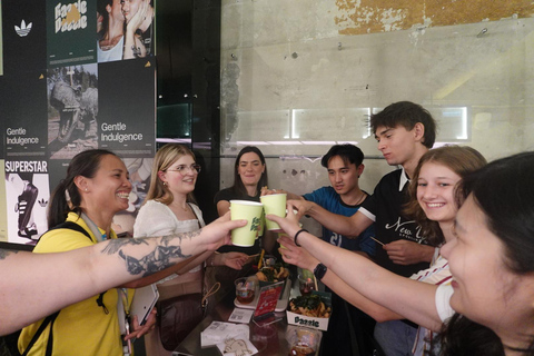 Taipei: Zhongshan District Tour with Comedy Show