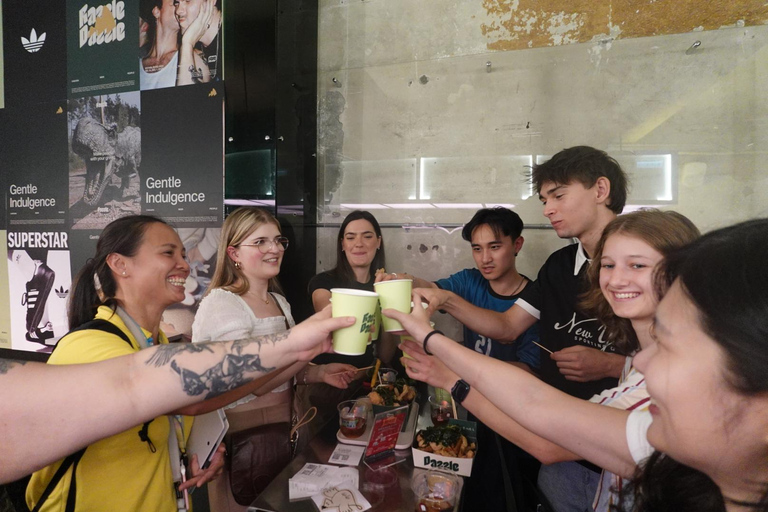 Taipei: Zhongshan District Tour with Comedy Show