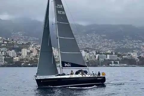 Madeira: Excursión en Yate de Lujo y Velero al Atardecer