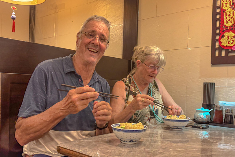 Hong Kong: (New) City Highlights Guided Tour w/Entry & Lunch