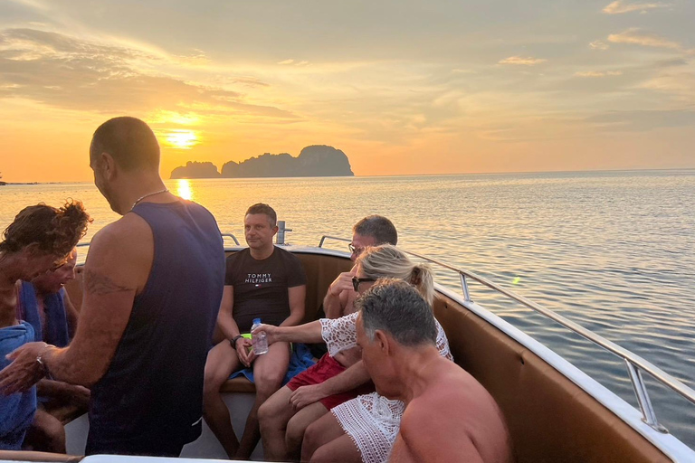 Phi Phi: escursione di snorkeling a Maya Bay con Shrak in barca veloce