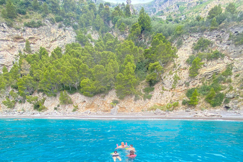 Capri: Secret Corners Boat Tour with Local Skipper
