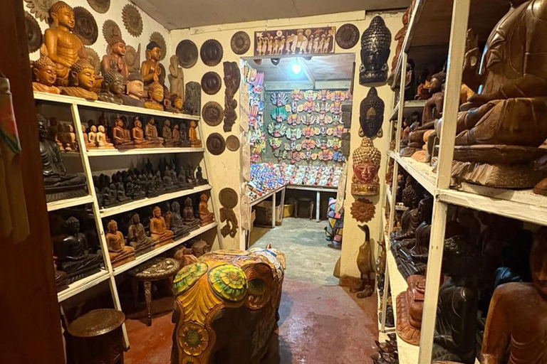 Kandy: Tuk-Tuk Tour with Market Visit and Workshop