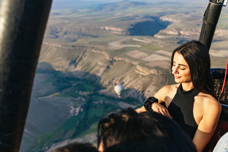 Cappadoce : Vol en montgolfière et visite privée de la Cappadoce bleueVisite guidée en anglais