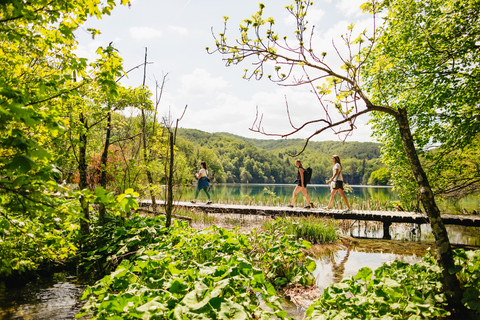 Vanuit Split of Trogir: Plitvice Meren Tour met toegangsbewijsPlitvicemeren: groepstour vanuit Split