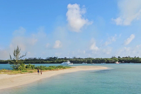 Trinidad: Passeio de Iate Charter pela ilha8 horas