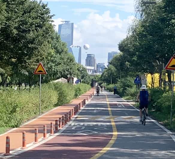 Seoul: Han River Bike Ride with Ramyeon Experience