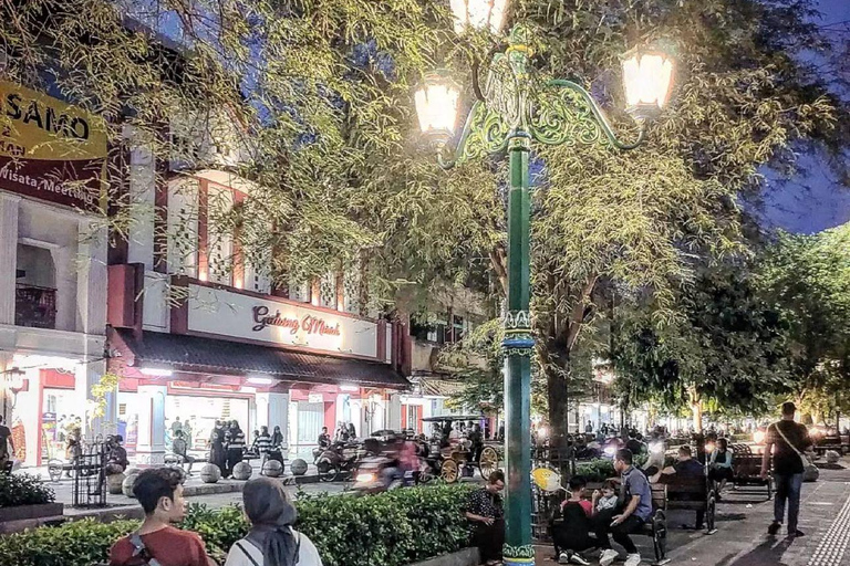 Yogyakarta: Malioboro Street Night Tour with Food Tasting