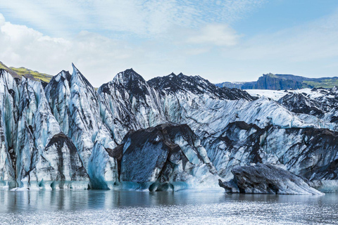 Islands sydkust. Svart strand, glaciär, vattenfall ...