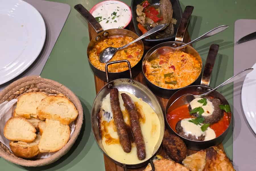 Der Geschmack Albaniens – Abendessen mit traditioneller Lebensmittelverkostung. Foto: GetYourGuide Der Geschmack Albaniens – Abendessen mit traditioneller Lebensmittelverkostung. Foto: GetYourGuide