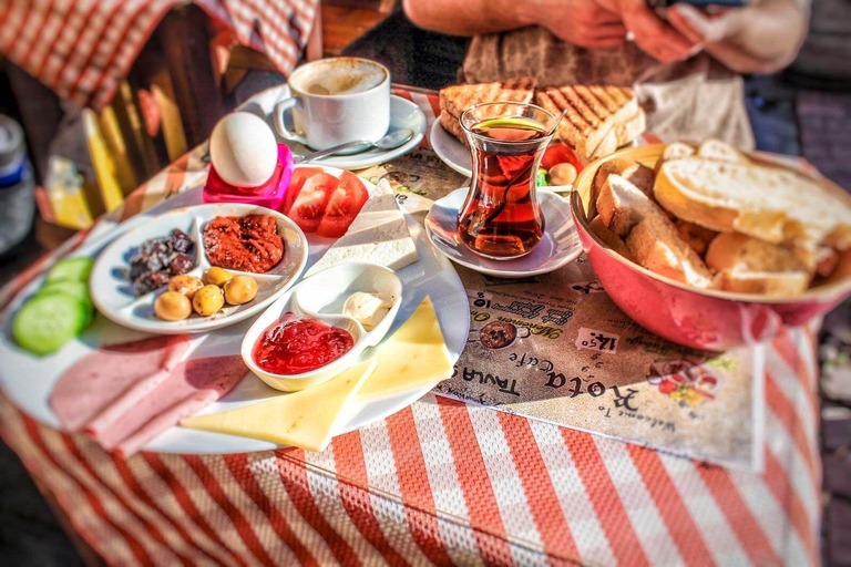 Istanbul: Taste of Turkey with Europe & Asia by Ferry Tour en Español