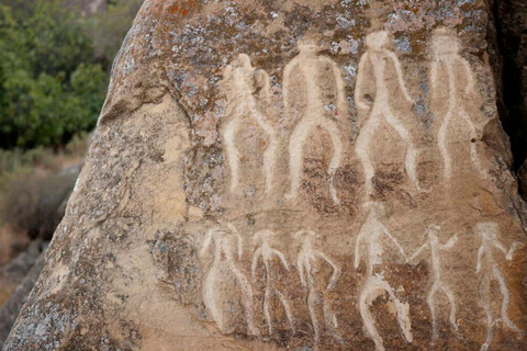 Baku: tour di Gobustan, vulcani di fango e YanardagCon guida che parla portoghese