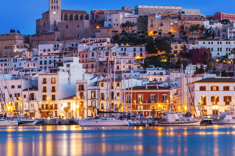 Ibiza: Bootstour bei Sonnenuntergang mit Wassersport, offener Bar und Tapas. Foto: GetYourGuide
