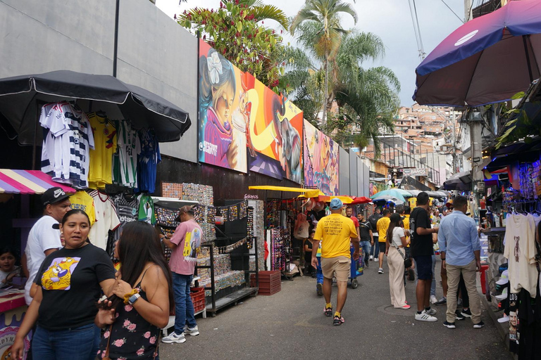 Tour privato nel comune 13: grafitour, gastronomia, museo EscobarTour privato nel comune 13: graffiti, gastronomia, museo Escobar