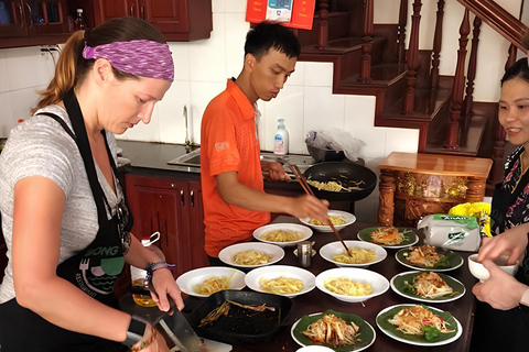 Hoi An: Passeio de barco e aula de culináriaHoi An: Passeio de barco com fabricação de lanternas e aula de culinária