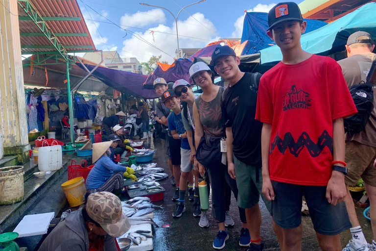 Hoi An : Biking , market visit and basket boat ride.