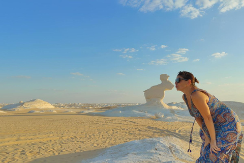 Kair: Prywatna wycieczka z noclegiem na Białej Pustyni i w oazie BahariyaBiała Pustynia i Bahariya Oasis Private Tour Greek