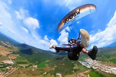 Paragliding: Experience the magic of flying near Barcelona. Report included