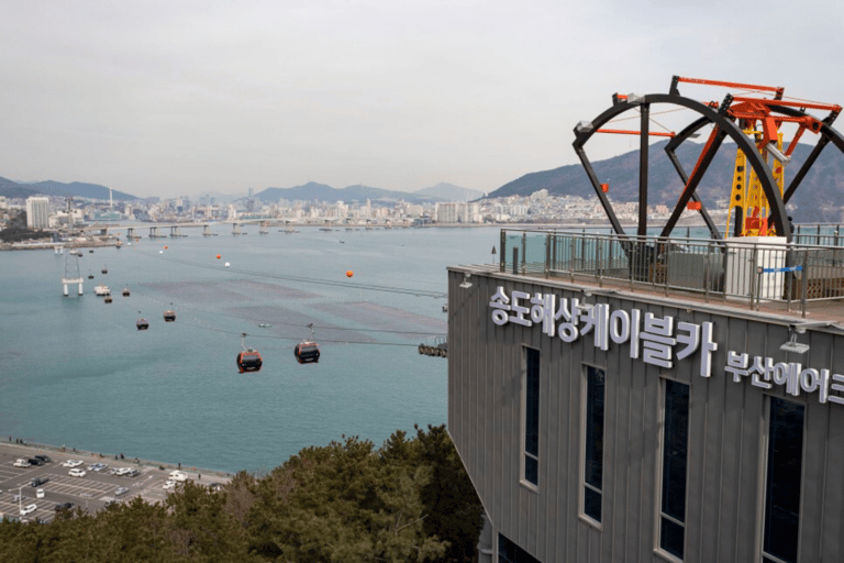 Busan: Taejongdae, crucero aéreo, pueblo y playa de GamcheonExcursión en grupo, encuentro en la estación de Seomyeon