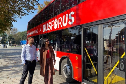 Hop on, hop off-sightseeingbus IstanboelBustour met open dak met commentaar