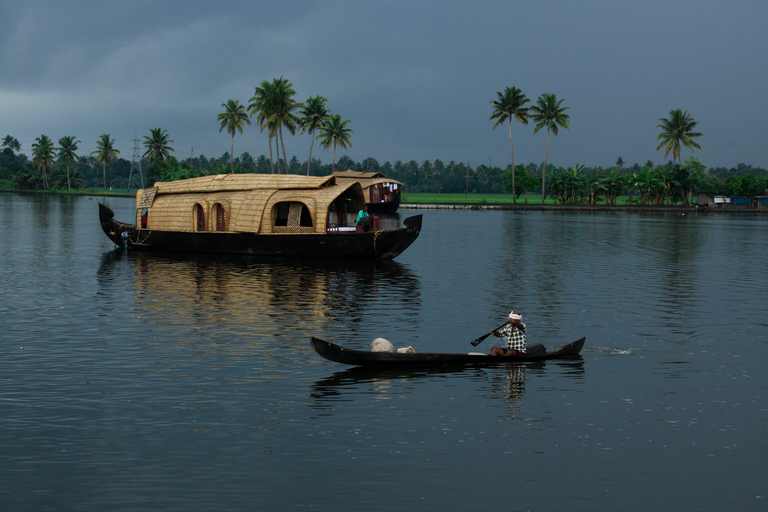 From Kochi: Alleppey Houseboat Cruise with Meals & Transfers